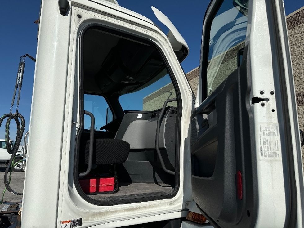 Day Cab Tractor-Heavy Duty Tractors-Freightliner-2018-T12664ST-Milwaukee-WI-506,432\n\t\tmiles-$ 41,250 - Image 12