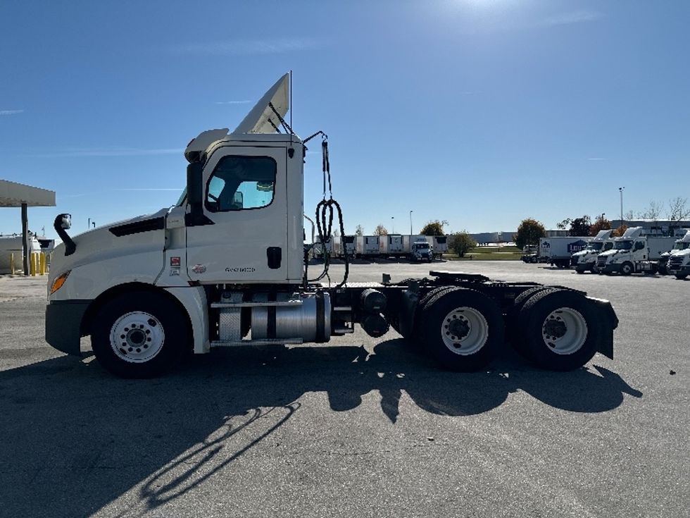 Day Cab Tractor-Heavy Duty Tractors-Freightliner-2018-T12664ST-Milwaukee-WI-506,432\n\t\tmiles-$ 41,250 - Image 4