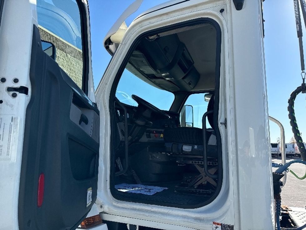 Day Cab Tractor-Heavy Duty Tractors-Freightliner-2018-T12664ST-Milwaukee-WI-506,432\n\t\tmiles-$ 41,250 - Image 9