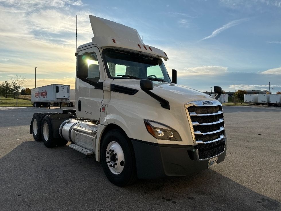 Day Cab Tractor-Heavy Duty Tractors-Freightliner-2018-T12664ST-Milwaukee-WI-509,303\n\t\tmiles-$ 41,000 - Image 1
