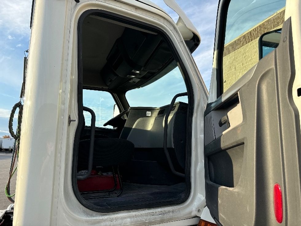 2018 Freightliner Cascadia 126" Day cab photo 9