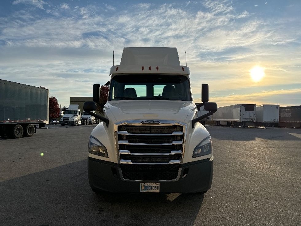 2018 Freightliner Cascadia 126" Day cab photo 2