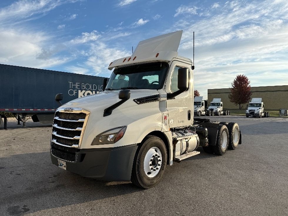 2018 Freightliner Cascadia 126" Day cab photo 3