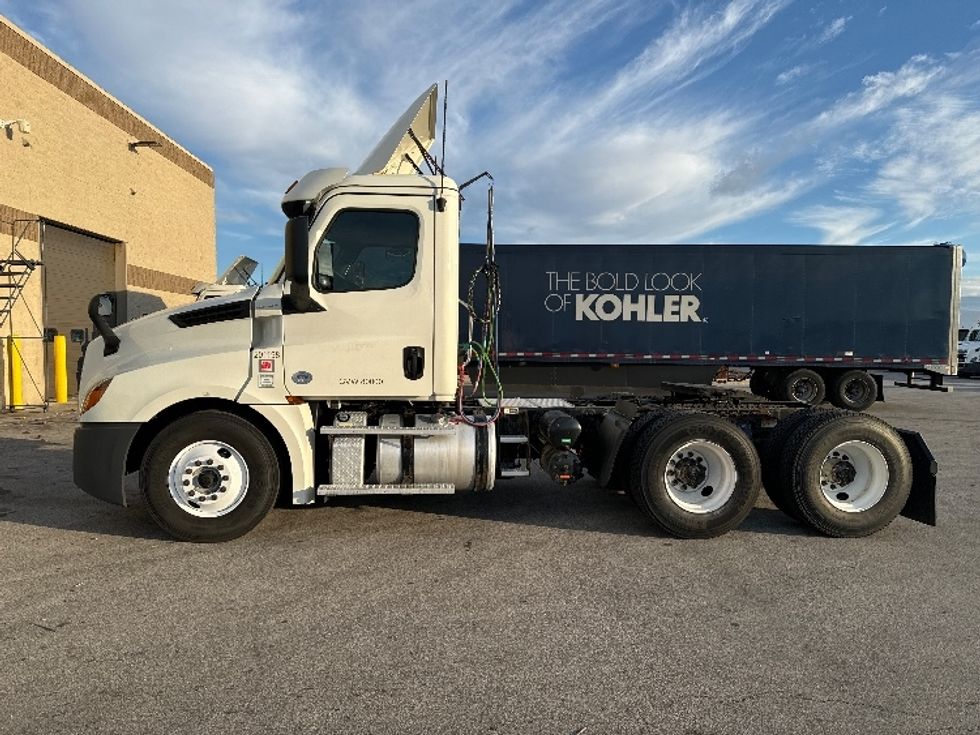 2018 Freightliner Cascadia 126" Day cab photo 4