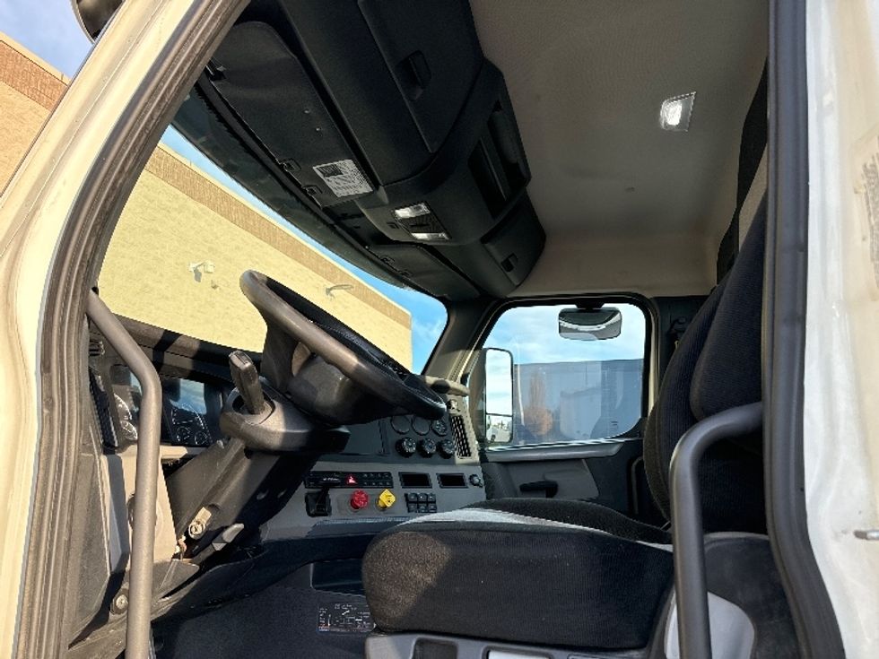 2018 Freightliner Cascadia 126" Day cab photo 7