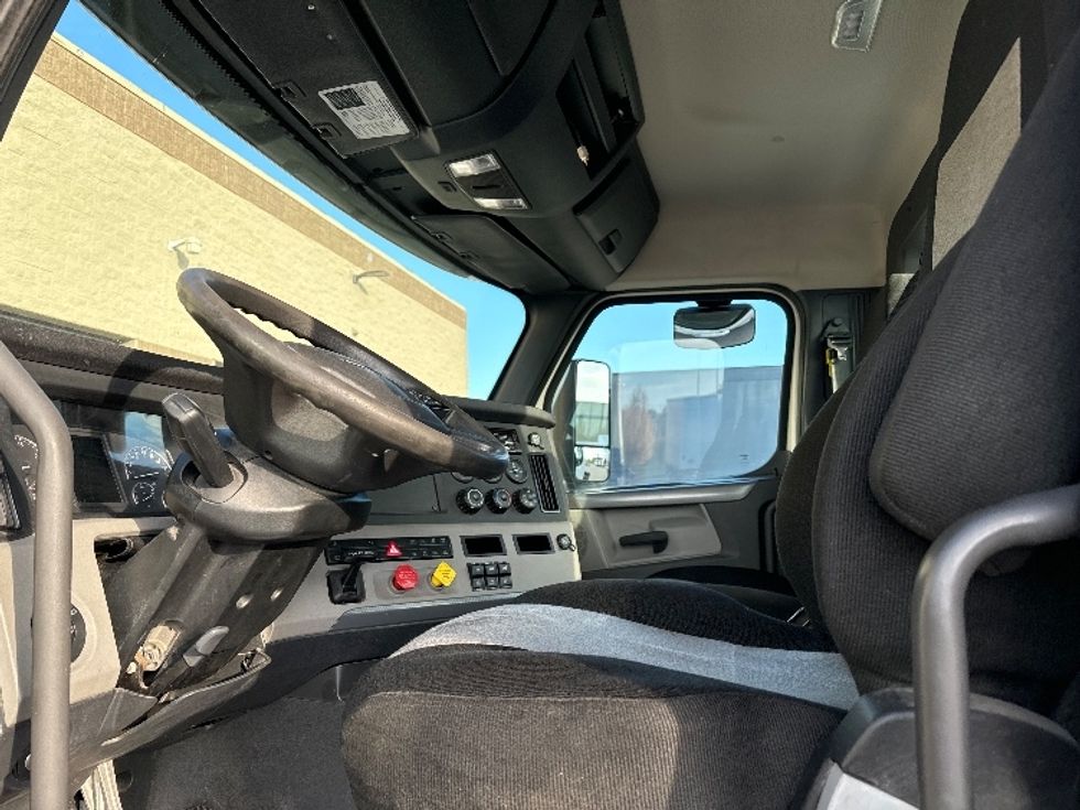 Day Cab Tractor-Heavy Duty Tractors-Freightliner-2018-T12664ST-Milwaukee-WI-509,489\n\t\tmiles-$ 41,000 - Image 10