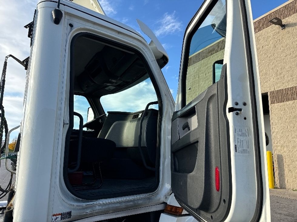 Day Cab Tractor-Heavy Duty Tractors-Freightliner-2018-T12664ST-Milwaukee-WI-509,489\n\t\tmiles-$ 41,000 - Image 12