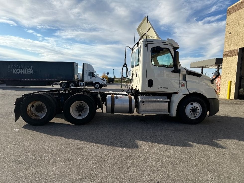 Day Cab Tractor-Heavy Duty Tractors-Freightliner-2018-T12664ST-Milwaukee-WI-509,489\n\t\tmiles-$ 41,000 - Image 8