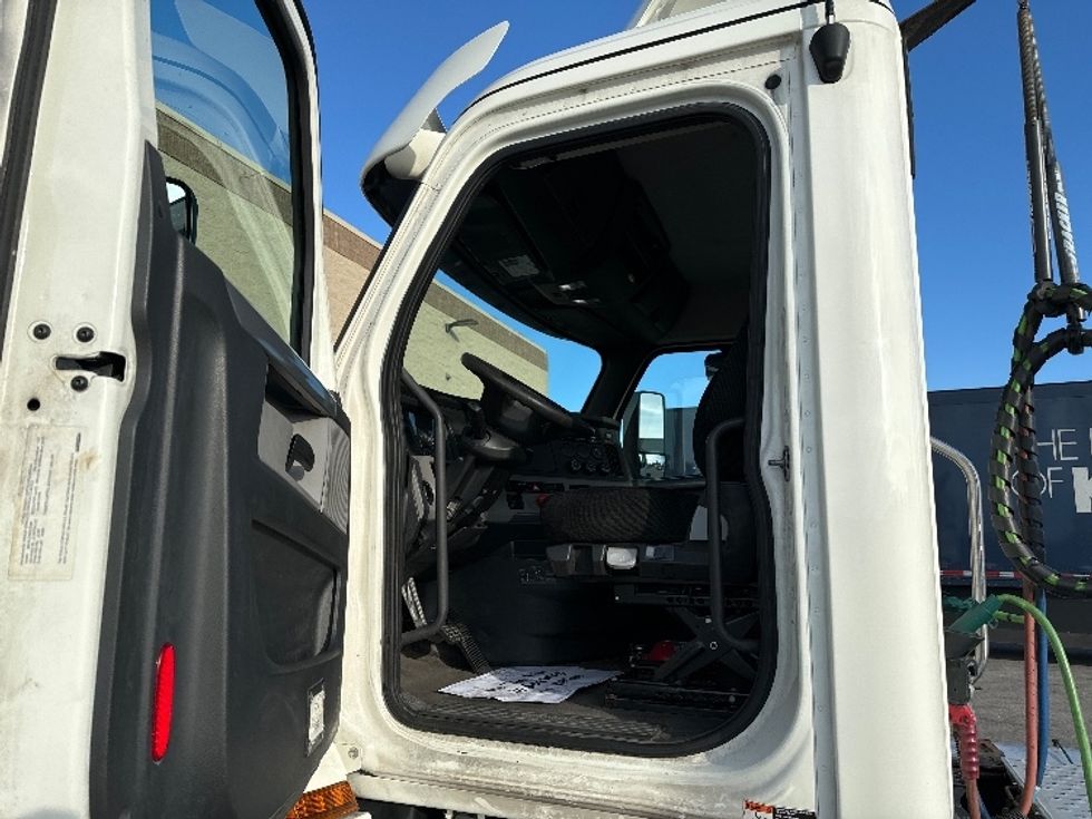 Day Cab Tractor-Heavy Duty Tractors-Freightliner-2018-T12664ST-Milwaukee-WI-509,489\n\t\tmiles-$ 41,000 - Image 9
