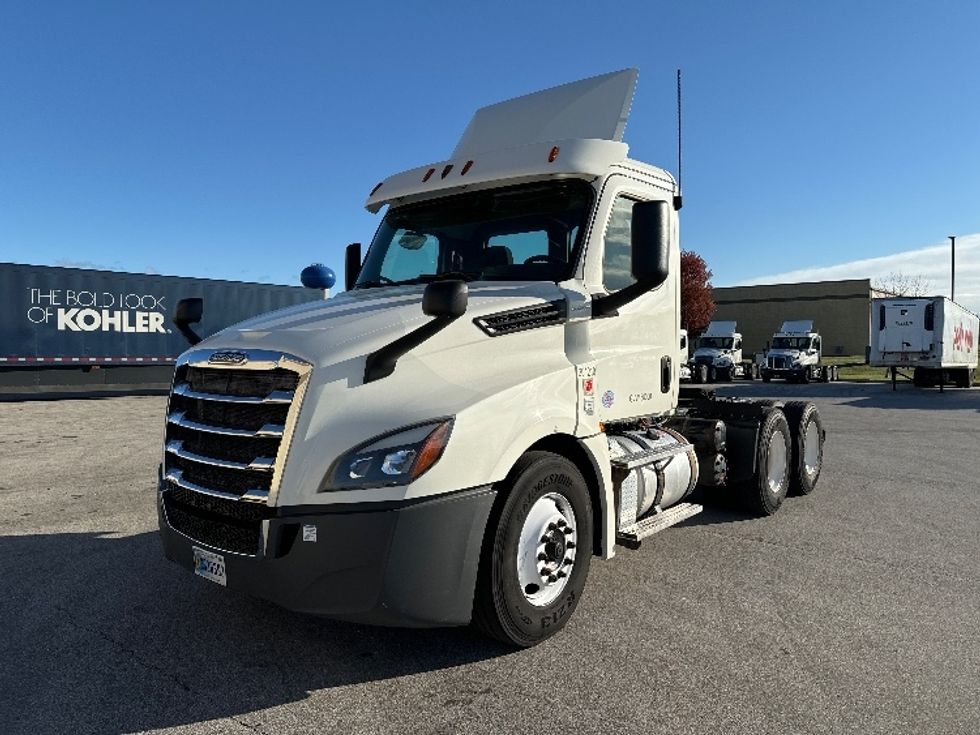 2018 Freightliner Cascadia 126" Day cab photo 3