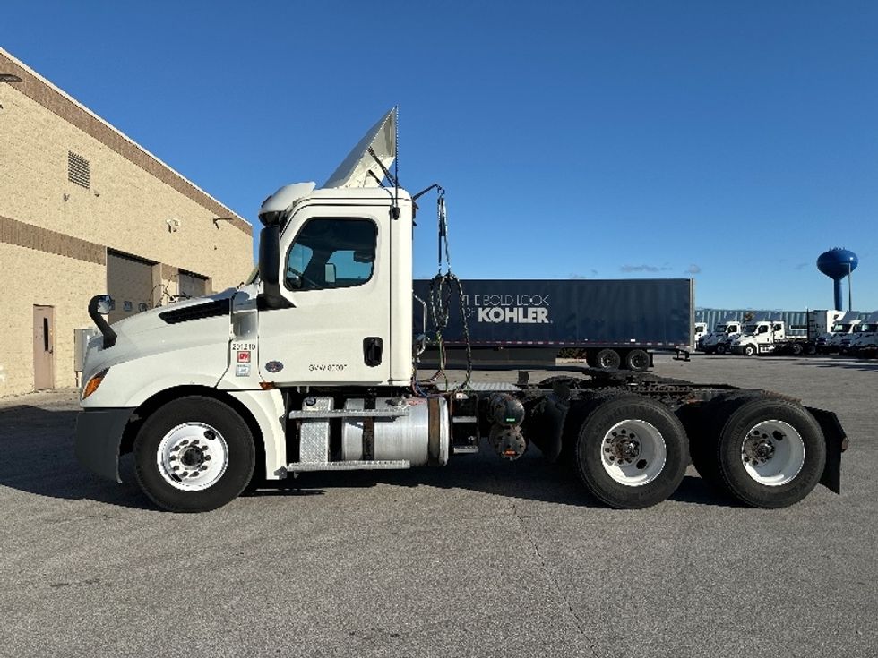 2018 Freightliner Cascadia 126" Day cab photo 4