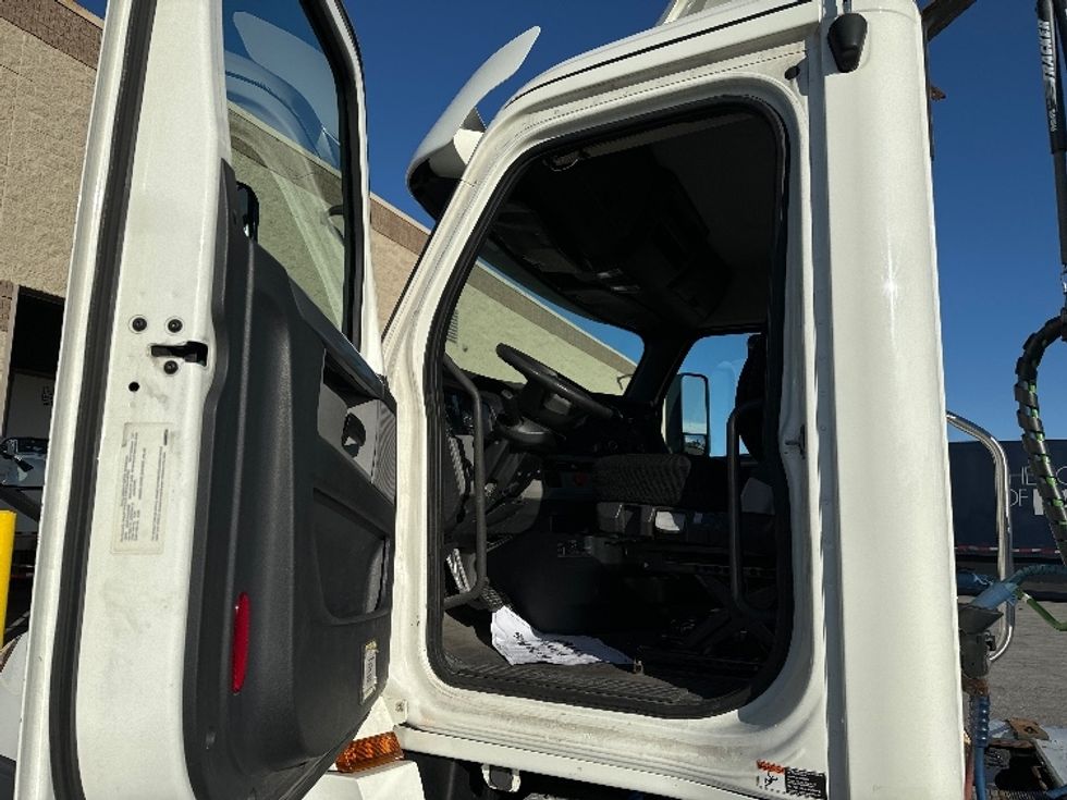 Day Cab Tractor-Heavy Duty Tractors-Freightliner-2018-T12664ST-Milwaukee-WI-515,282\n\t\tmiles-$ 40,500 - Image 8