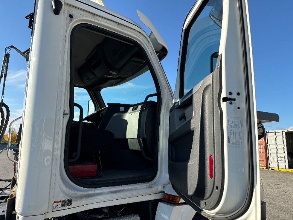 Day Cab Tractor-Heavy Duty Tractors-Freightliner-2018-T12664ST-Milwaukee-WI-515,282\n\t\tmiles-$ 40,500 - Image 9