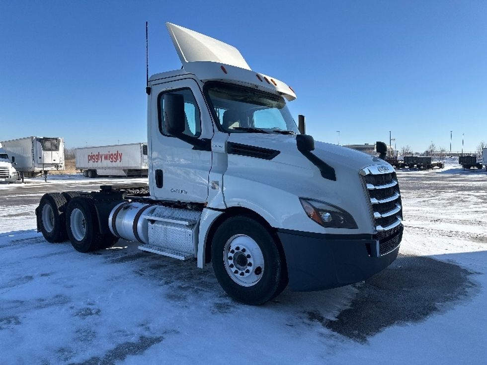 Day Cab Tractor-Heavy Duty Tractors-Freightliner-2018-T12664ST-Milwaukee-WI-523,300\n\t\tmiles-$ 39,750 - Image 1