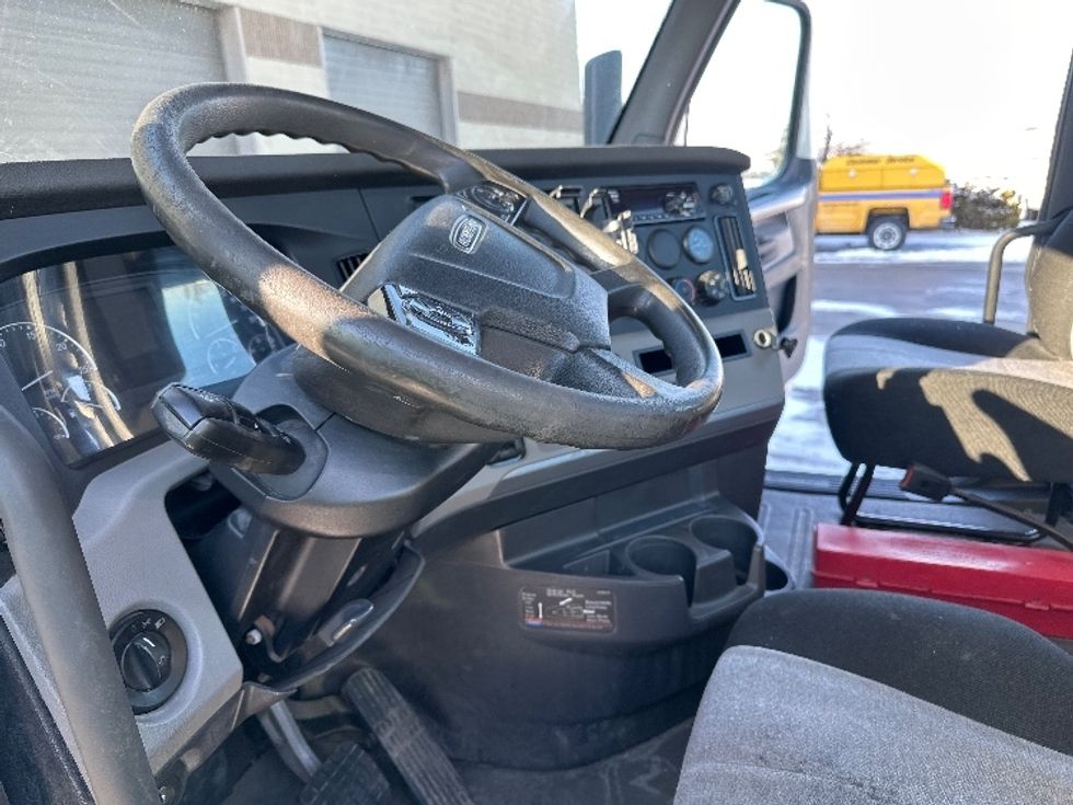 Day Cab Tractor-Heavy Duty Tractors-Freightliner-2018-T12664ST-Milwaukee-WI-523,300\n\t\tmiles-$ 39,750 - Image 10