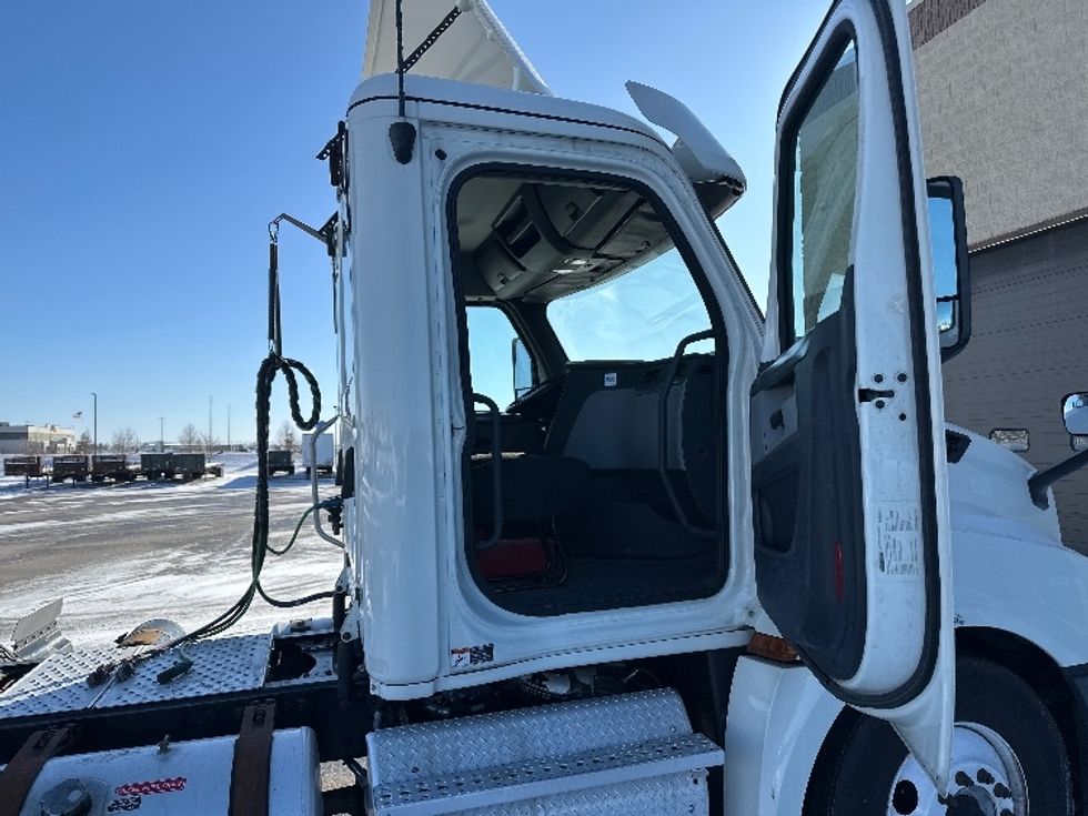 Day Cab Tractor-Heavy Duty Tractors-Freightliner-2018-T12664ST-Milwaukee-WI-523,300\n\t\tmiles-$ 39,750 - Image 12