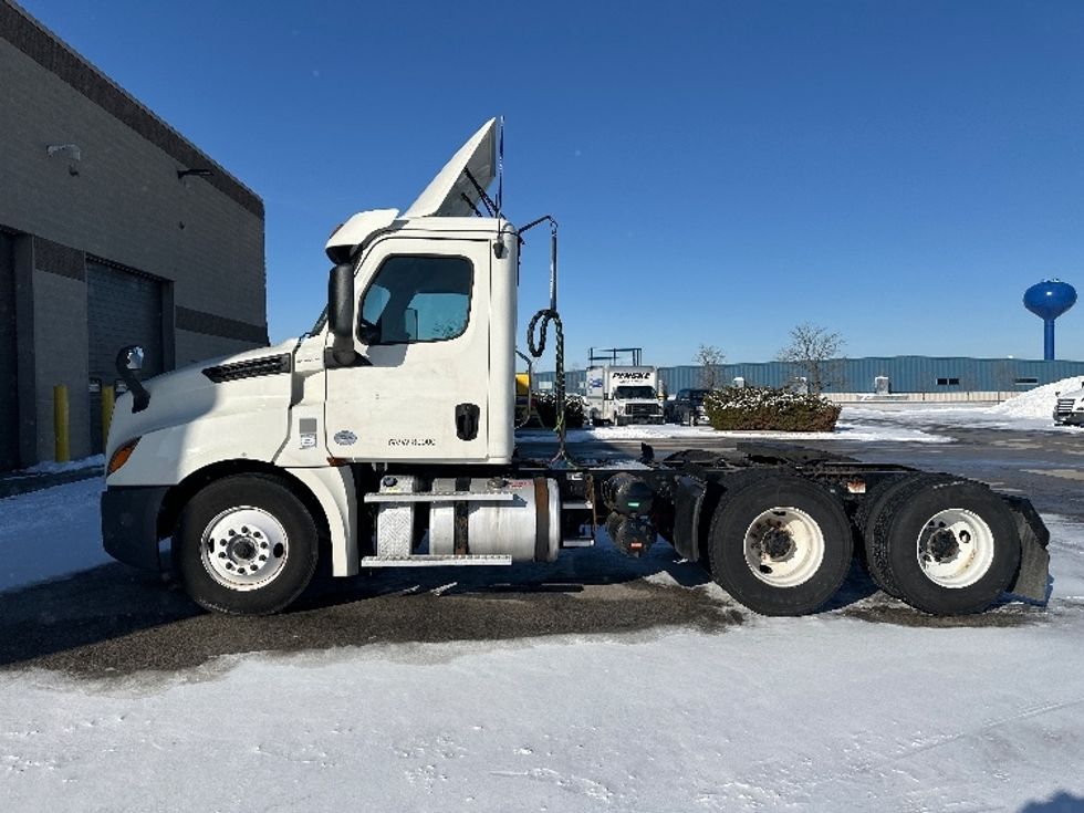 Day Cab Tractor-Heavy Duty Tractors-Freightliner-2018-T12664ST-Milwaukee-WI-523,300\n\t\tmiles-$ 39,750 - Image 4