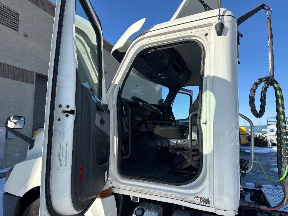 Day Cab Tractor-Heavy Duty Tractors-Freightliner-2018-T12664ST-Milwaukee-WI-523,300\n\t\tmiles-$ 39,750 - Image 9