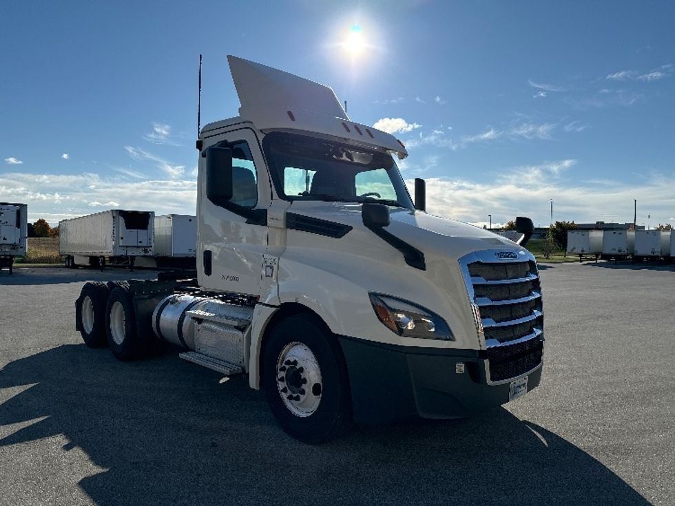 Day Cab Tractor-Heavy Duty Tractors-Freightliner-2018-T12664ST-Milwaukee-WI-525,668\n\t\tmiles-$ 39,500 - Image 1