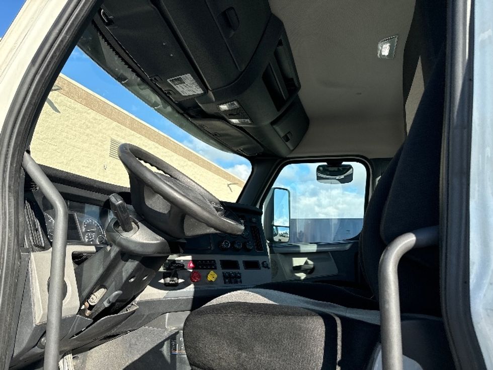 Day Cab Tractor-Heavy Duty Tractors-Freightliner-2018-T12664ST-Milwaukee-WI-525,668\n\t\tmiles-$ 39,500 - Image 10