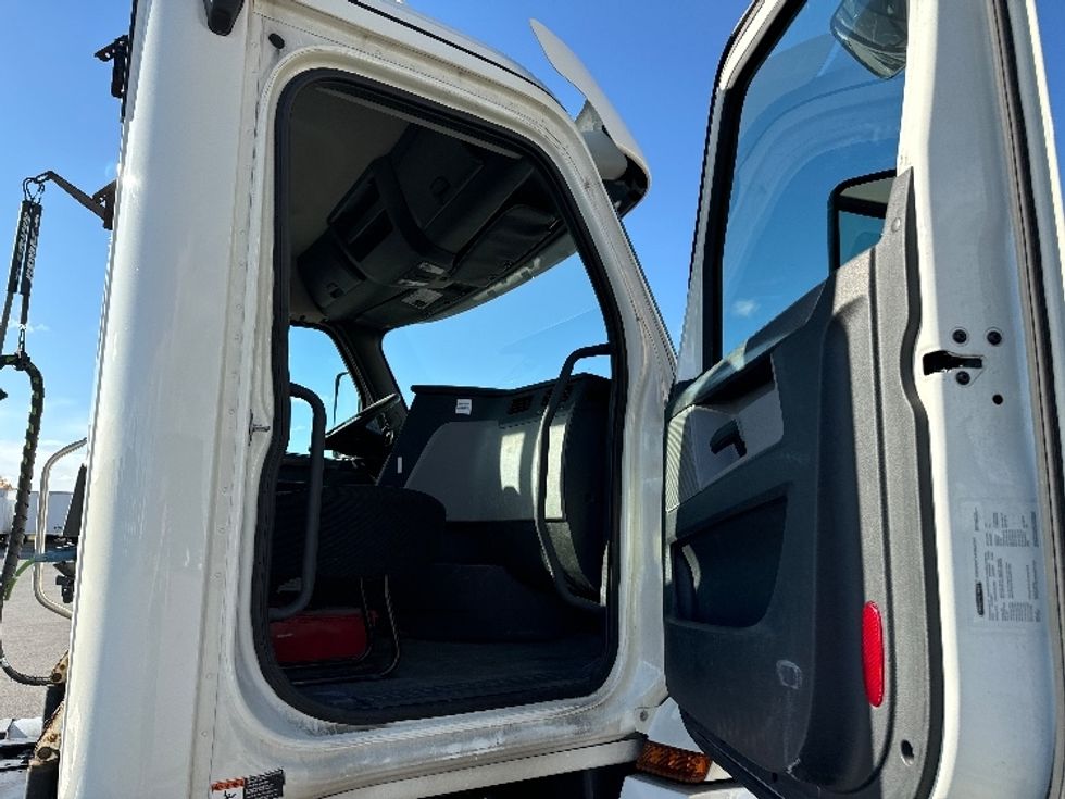 Day Cab Tractor-Heavy Duty Tractors-Freightliner-2018-T12664ST-Milwaukee-WI-525,668\n\t\tmiles-$ 39,500 - Image 11