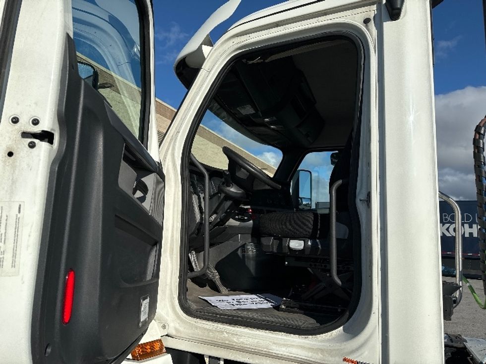 Day Cab Tractor-Heavy Duty Tractors-Freightliner-2018-T12664ST-Milwaukee-WI-525,668\n\t\tmiles-$ 39,500 - Image 9