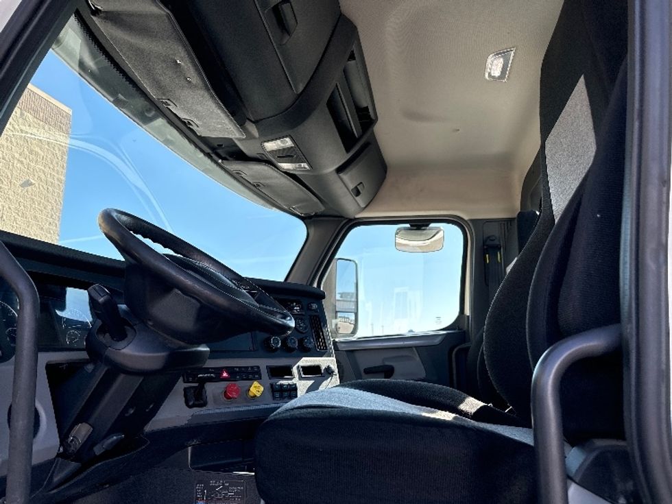 Day Cab Tractor-Heavy Duty Tractors-Freightliner-2018-T12664ST-Milwaukee-WI-532,987\n\t\tmiles-$ 39,000 - Image 10