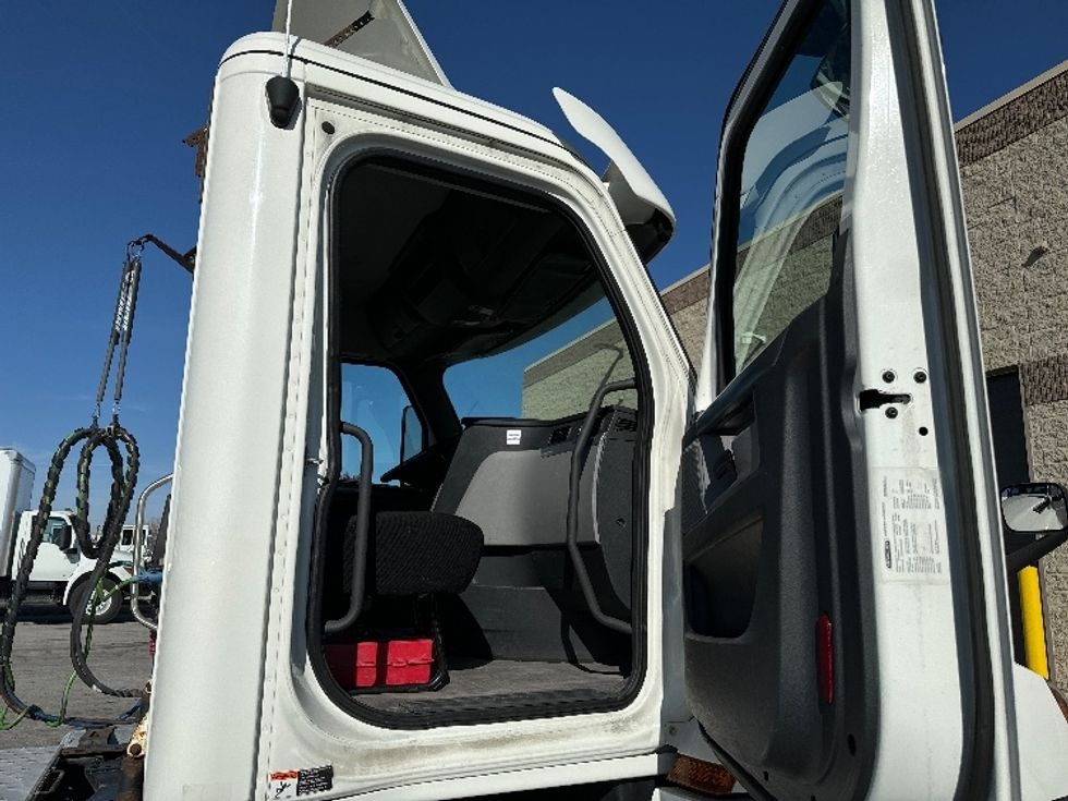 Day Cab Tractor-Heavy Duty Tractors-Freightliner-2018-T12664ST-Milwaukee-WI-532,987\n\t\tmiles-$ 39,000 - Image 12