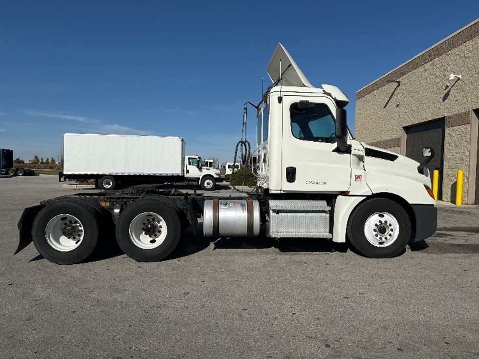 Day Cab Tractor-Heavy Duty Tractors-Freightliner-2018-T12664ST-Milwaukee-WI-532,987\n\t\tmiles-$ 39,000 - Image 8