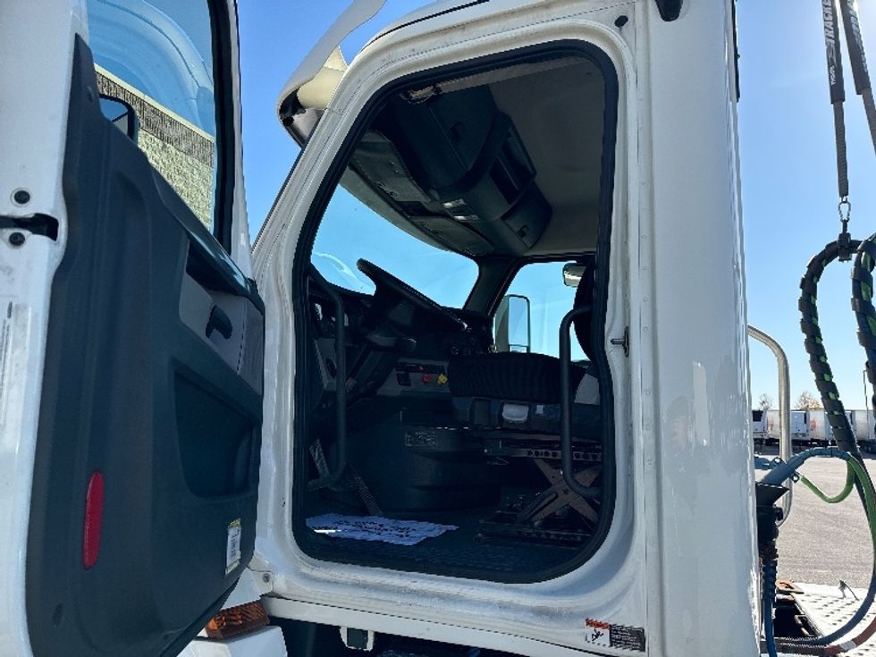 Day Cab Tractor-Heavy Duty Tractors-Freightliner-2018-T12664ST-Milwaukee-WI-532,987\n\t\tmiles-$ 39,000 - Image 9