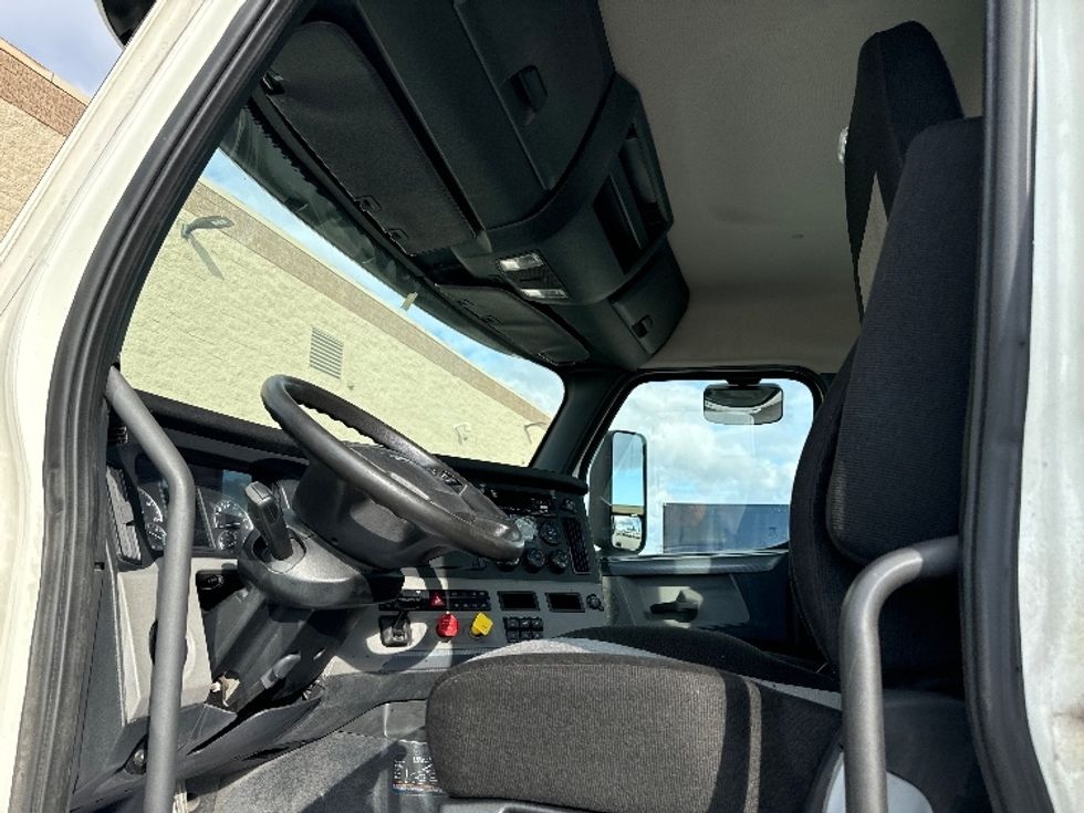 Day Cab Tractor-Heavy Duty Tractors-Freightliner-2018-T12664ST-Milwaukee-WI-540,639\n\t\tmiles-$ 38,250 - Image 10