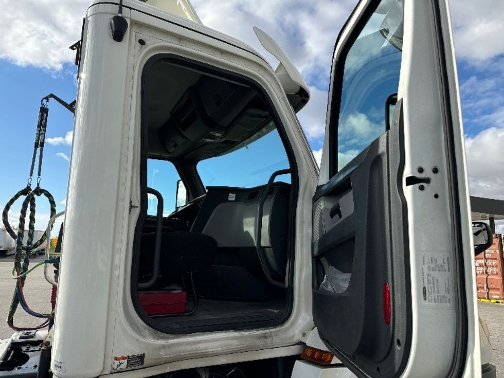 Day Cab Tractor-Heavy Duty Tractors-Freightliner-2018-T12664ST-Milwaukee-WI-540,639\n\t\tmiles-$ 38,250 - Image 12