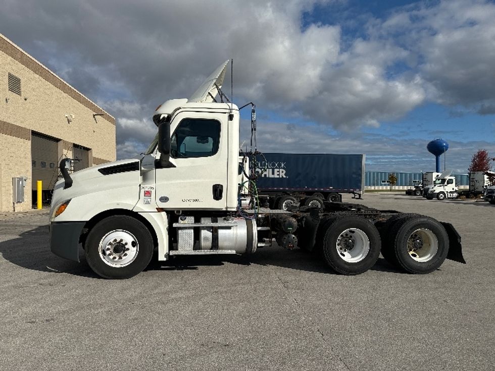 Day Cab Tractor-Heavy Duty Tractors-Freightliner-2018-T12664ST-Milwaukee-WI-540,639\n\t\tmiles-$ 38,250 - Image 4