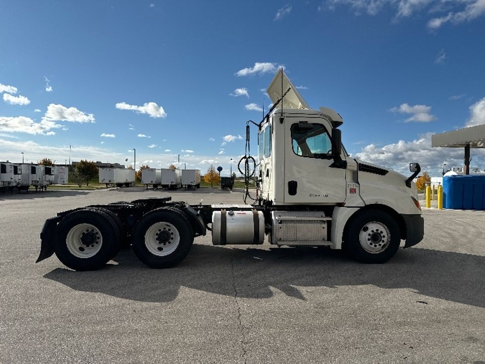 Day Cab Tractor-Heavy Duty Tractors-Freightliner-2018-T12664ST-Milwaukee-WI-540,639\n\t\tmiles-$ 38,250 - Image 8