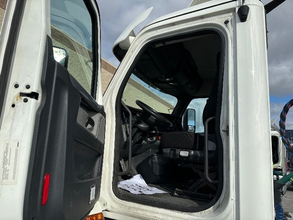 Day Cab Tractor-Heavy Duty Tractors-Freightliner-2018-T12664ST-Milwaukee-WI-540,639\n\t\tmiles-$ 38,250 - Image 9