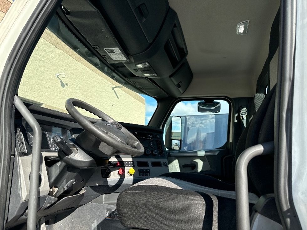 Day Cab Tractor-Heavy Duty Tractors-Freightliner-2018-T12664ST-Milwaukee-WI-543,510\n\t\tmiles-$ 38,000 - Image 10