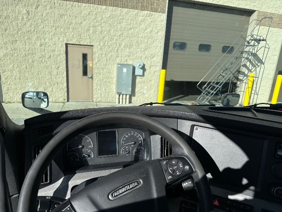 Day Cab Tractor-Heavy Duty Tractors-Freightliner-2018-T12664ST-Milwaukee-WI-543,510\n\t\tmiles-$ 38,000 - Image 11