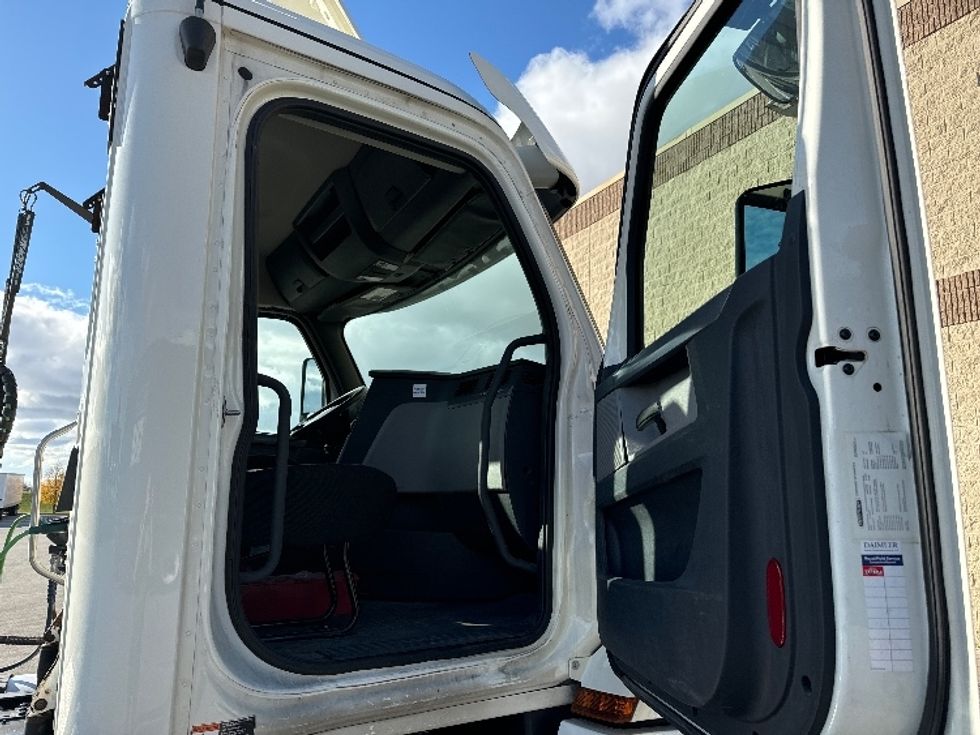 Day Cab Tractor-Heavy Duty Tractors-Freightliner-2018-T12664ST-Milwaukee-WI-543,510\n\t\tmiles-$ 38,000 - Image 12