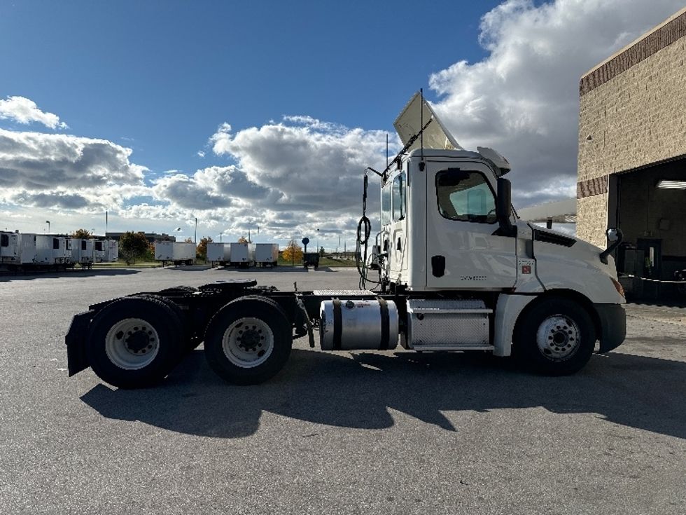 Day Cab Tractor-Heavy Duty Tractors-Freightliner-2018-T12664ST-Milwaukee-WI-543,510\n\t\tmiles-$ 38,000 - Image 8