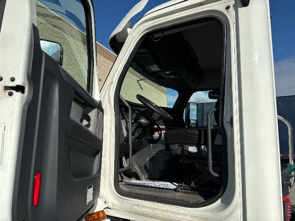 Day Cab Tractor-Heavy Duty Tractors-Freightliner-2018-T12664ST-Milwaukee-WI-543,510\n\t\tmiles-$ 38,000 - Image 9