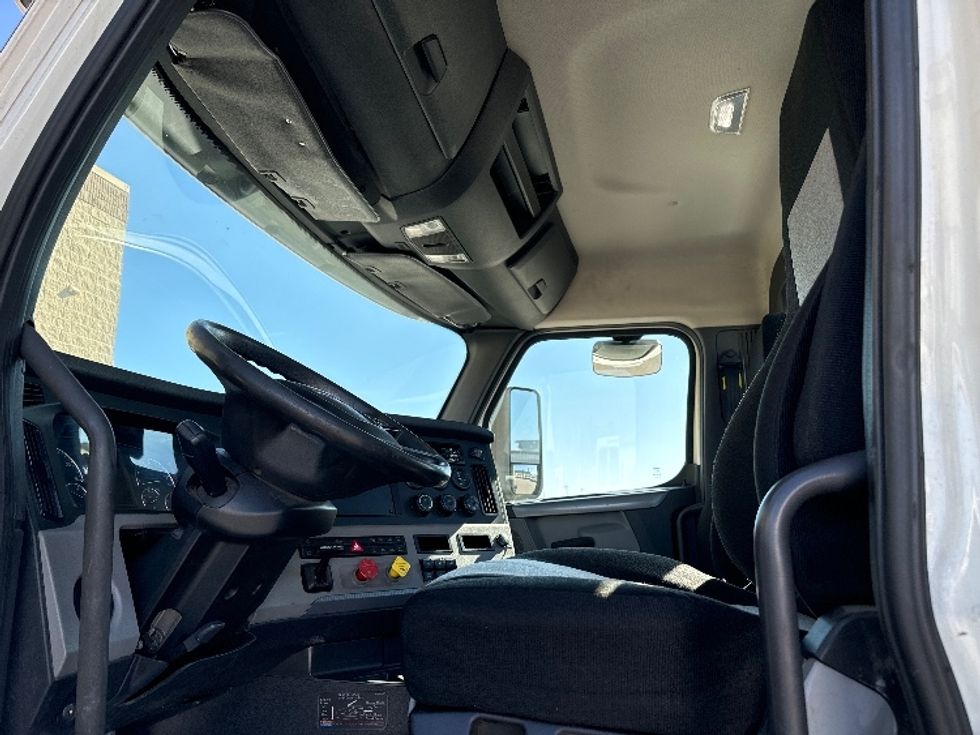 Day Cab Tractor-Heavy Duty Tractors-Freightliner-2018-T12664ST-Milwaukee-WI-545,977\n\t\tmiles-$ 37,750 - Image 10