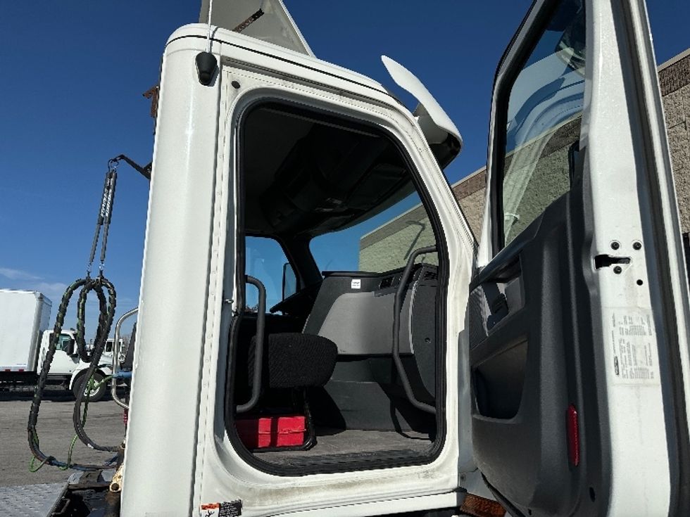 Day Cab Tractor-Heavy Duty Tractors-Freightliner-2018-T12664ST-Milwaukee-WI-545,977\n\t\tmiles-$ 37,750 - Image 12