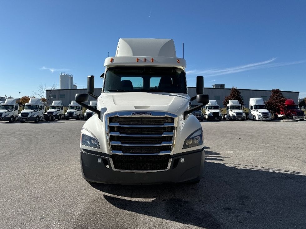 Day Cab Tractor-Heavy Duty Tractors-Freightliner-2018-T12664ST-Milwaukee-WI-545,977\n\t\tmiles-$ 37,750 - Image 2
