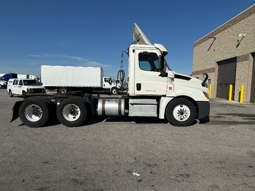 Day Cab Tractor-Heavy Duty Tractors-Freightliner-2018-T12664ST-Milwaukee-WI-545,977\n\t\tmiles-$ 37,750 - Image 8