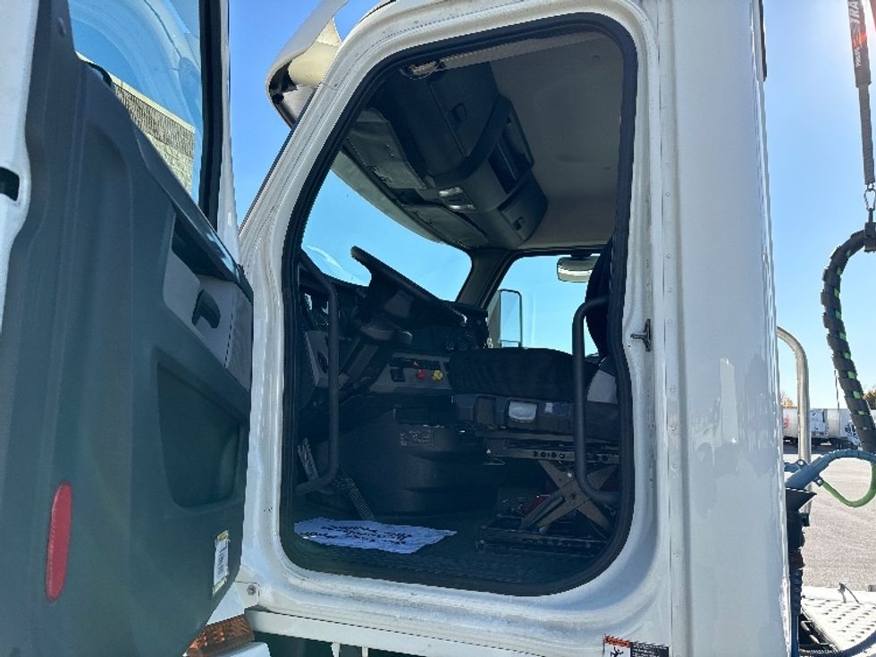 Day Cab Tractor-Heavy Duty Tractors-Freightliner-2018-T12664ST-Milwaukee-WI-545,977\n\t\tmiles-$ 37,750 - Image 9