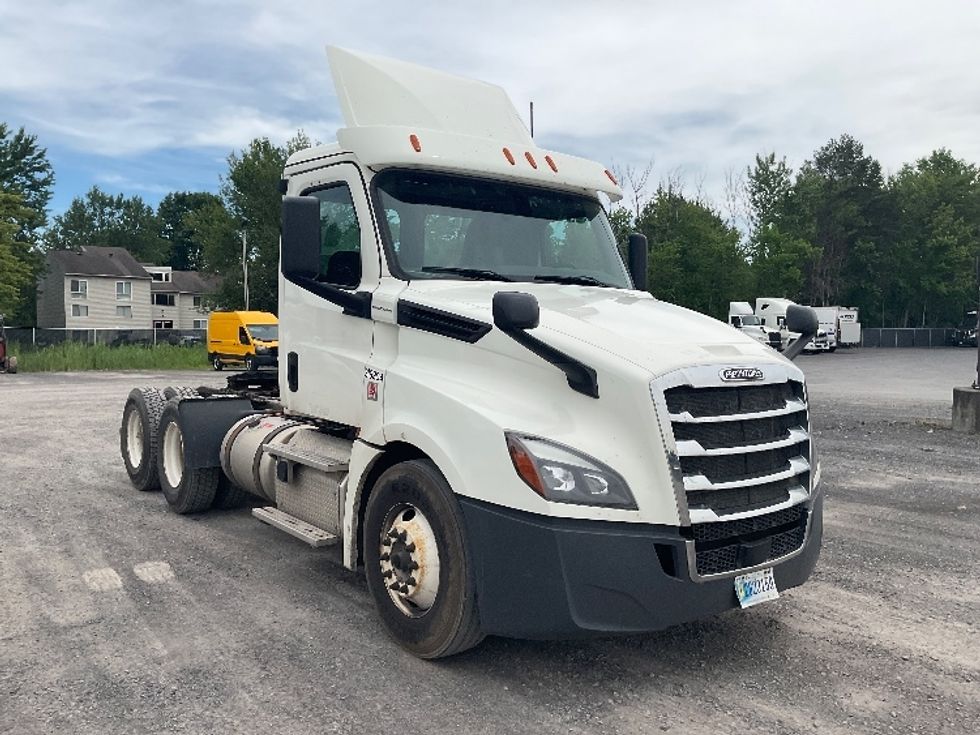 Day Cab Tractor-Heavy Duty Tractors-Freightliner-2018-T12664ST-Minoa-NY-453,945\n\t\tmiles-$ 41,250 - Image 1
