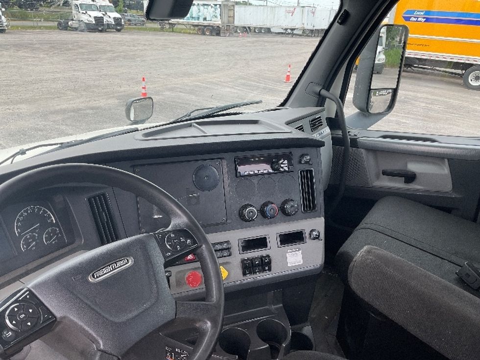 Day Cab Tractor-Heavy Duty Tractors-Freightliner-2018-T12664ST-Minoa-NY-453,945\n\t\tmiles-$ 41,250 - Image 10