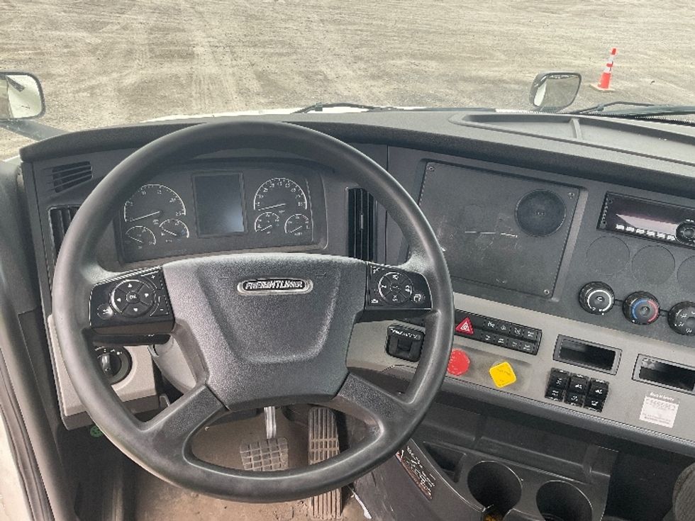 Day Cab Tractor-Heavy Duty Tractors-Freightliner-2018-T12664ST-Minoa-NY-453,945\n\t\tmiles-$ 41,250 - Image 11