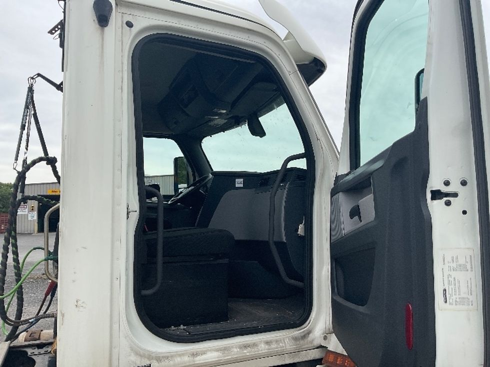Day Cab Tractor-Heavy Duty Tractors-Freightliner-2018-T12664ST-Minoa-NY-453,945\n\t\tmiles-$ 41,250 - Image 12