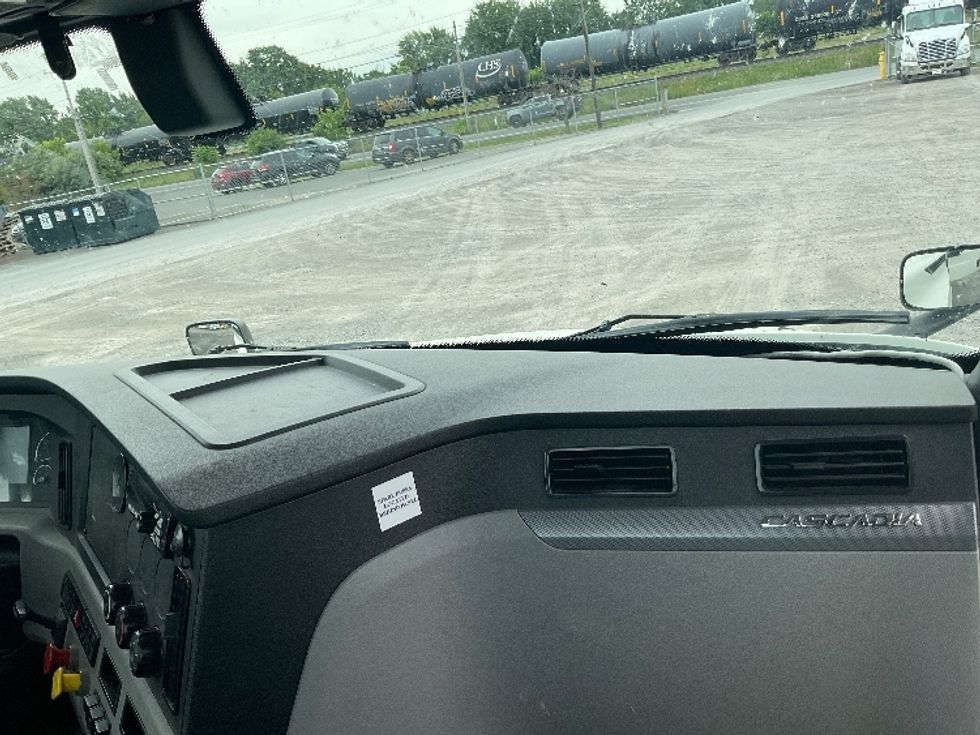 Day Cab Tractor-Heavy Duty Tractors-Freightliner-2018-T12664ST-Minoa-NY-453,945\n\t\tmiles-$ 41,250 - Image 13